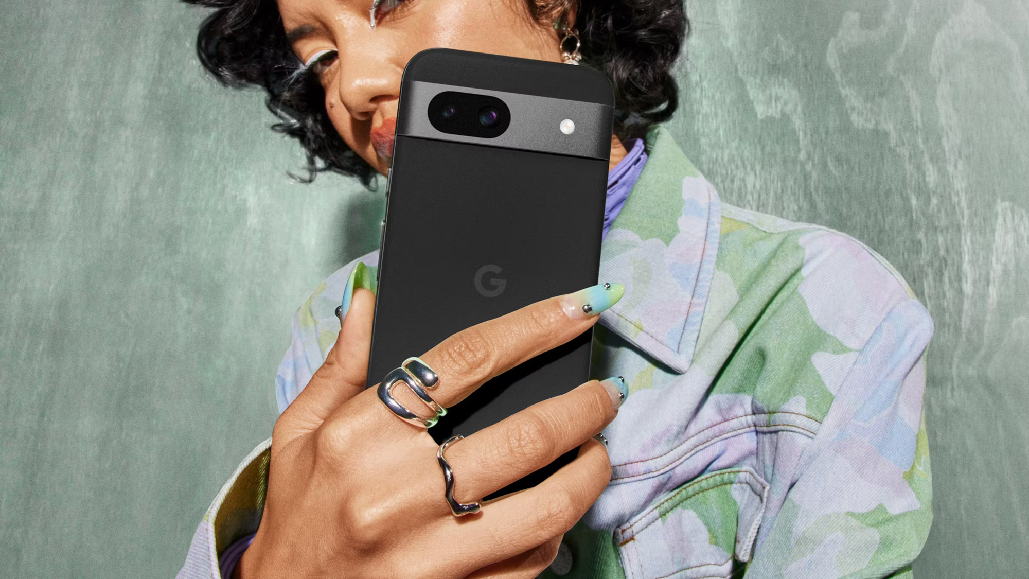 Последние просочившиеся изображения Google Pixel 9a намекают на новый фиолетовый цвет и мельчайшие неровности камеры