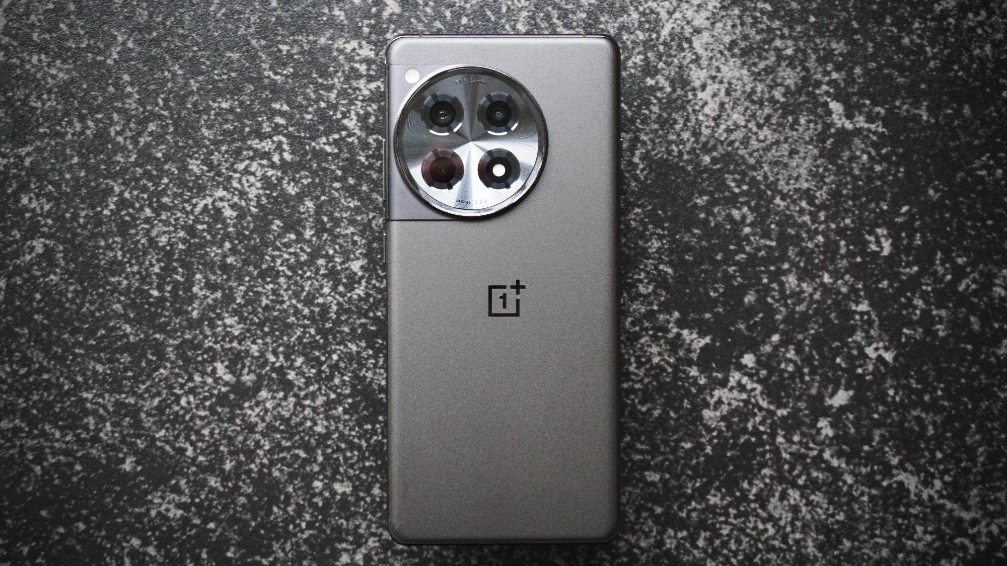 Судя по утечке изображения, OnePlus 13R может стать стильной альтернативой iPhone SE 4